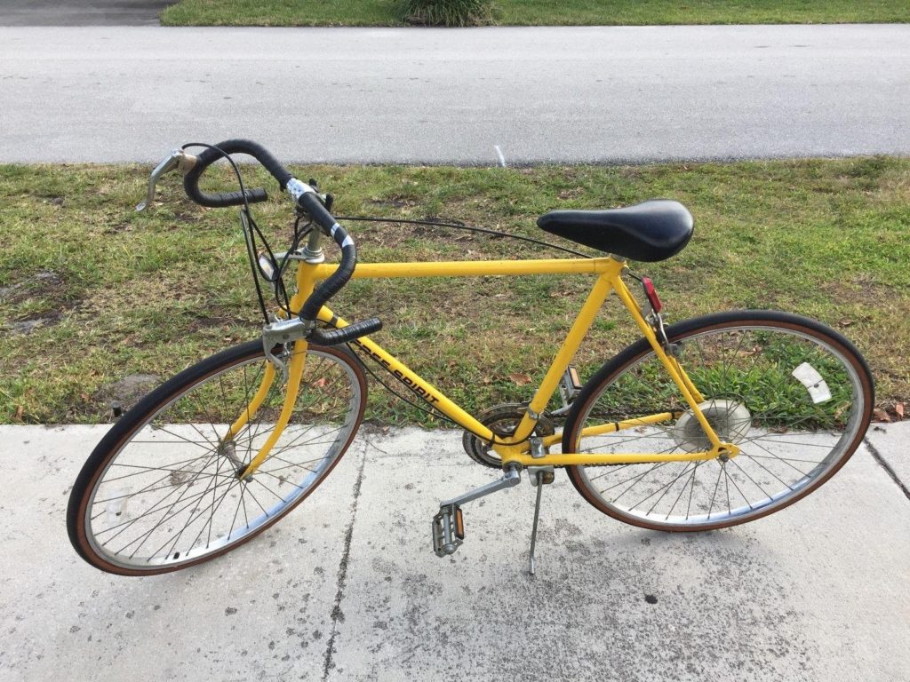Vintage yellow free spirit road bike